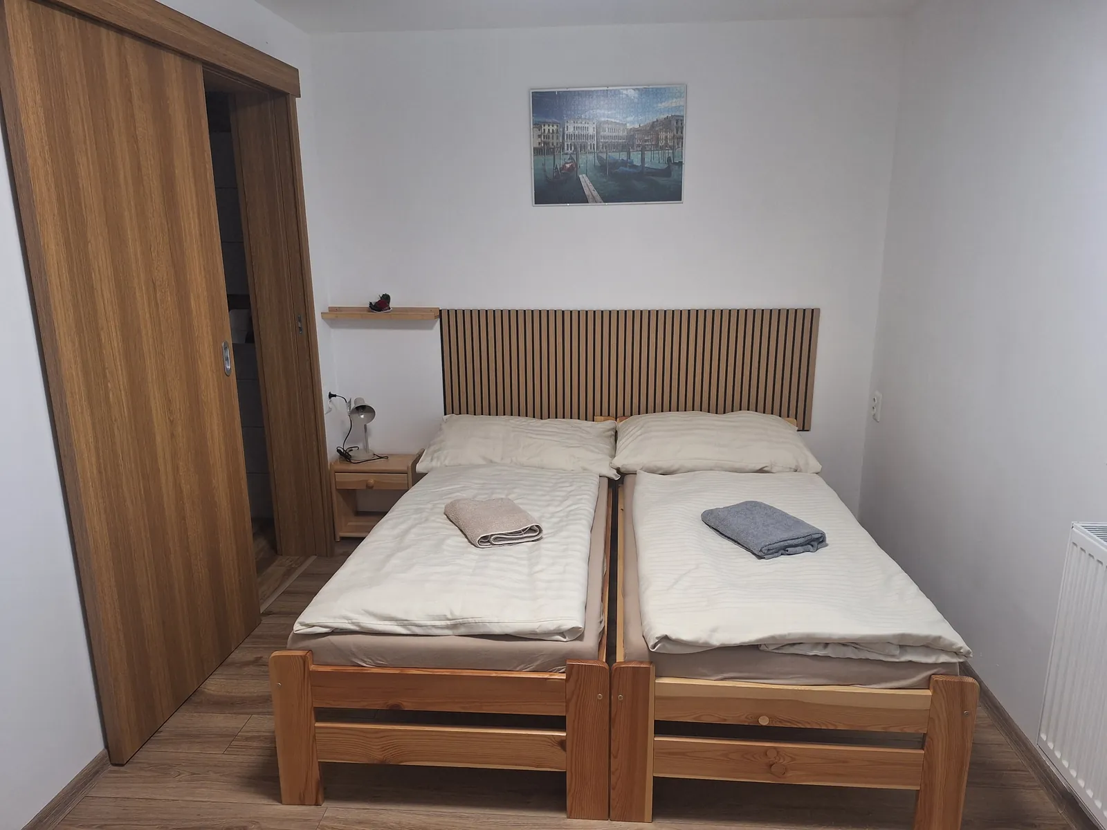 Dvojlôžková izba s drevenými posteľami