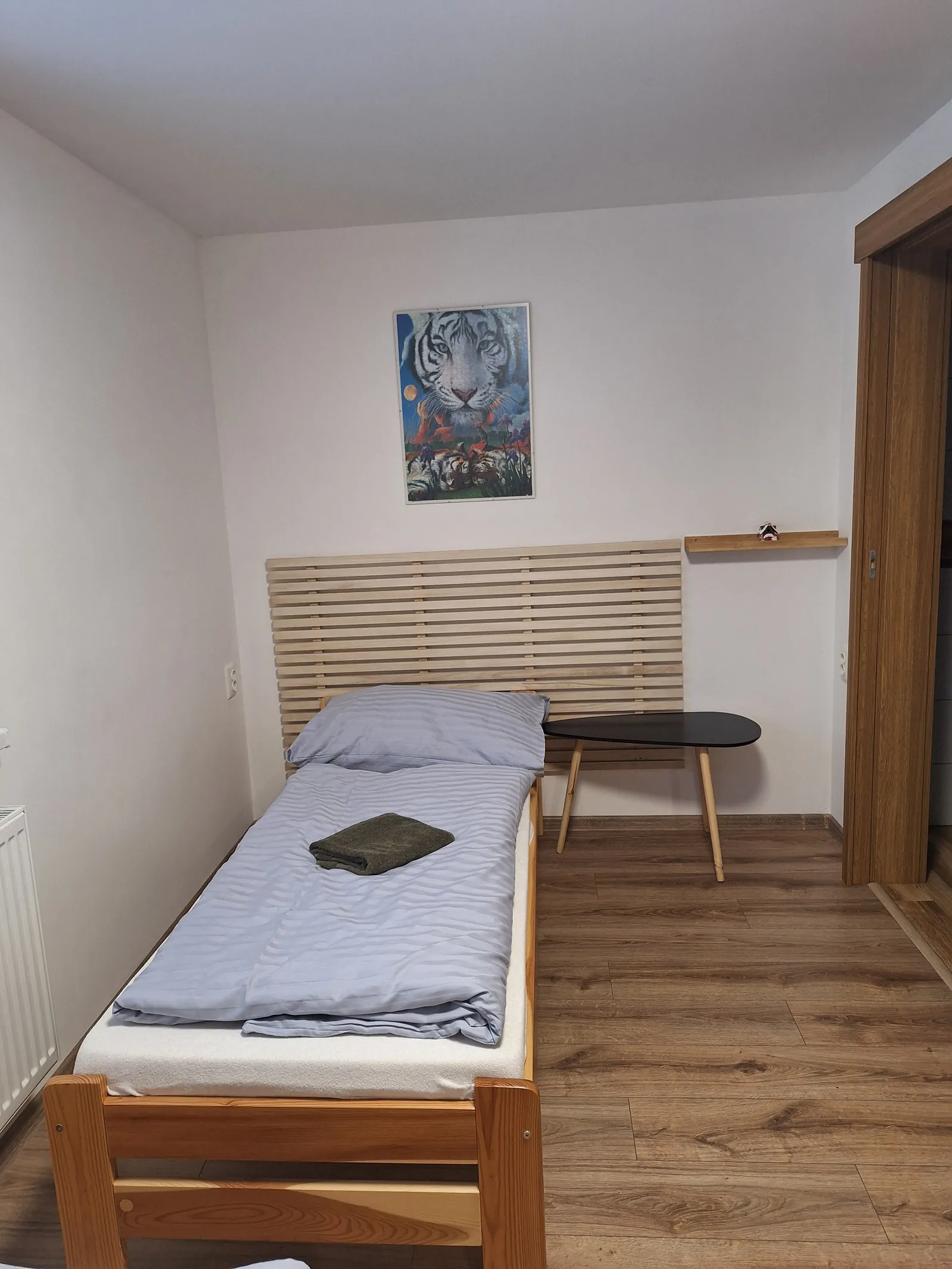 Izba s jednolôžkovou posteľou a stolíkom