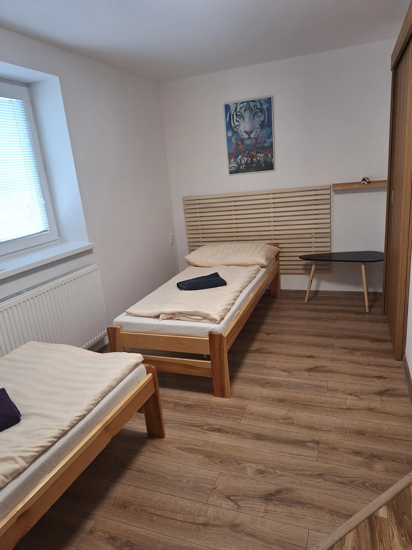Izba so samostatnými posteľami pri okne