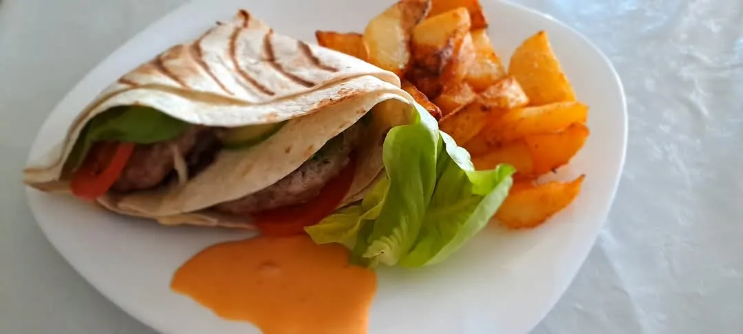 Tortilla s mäsom, zeleninou a opekanými zemiakmi