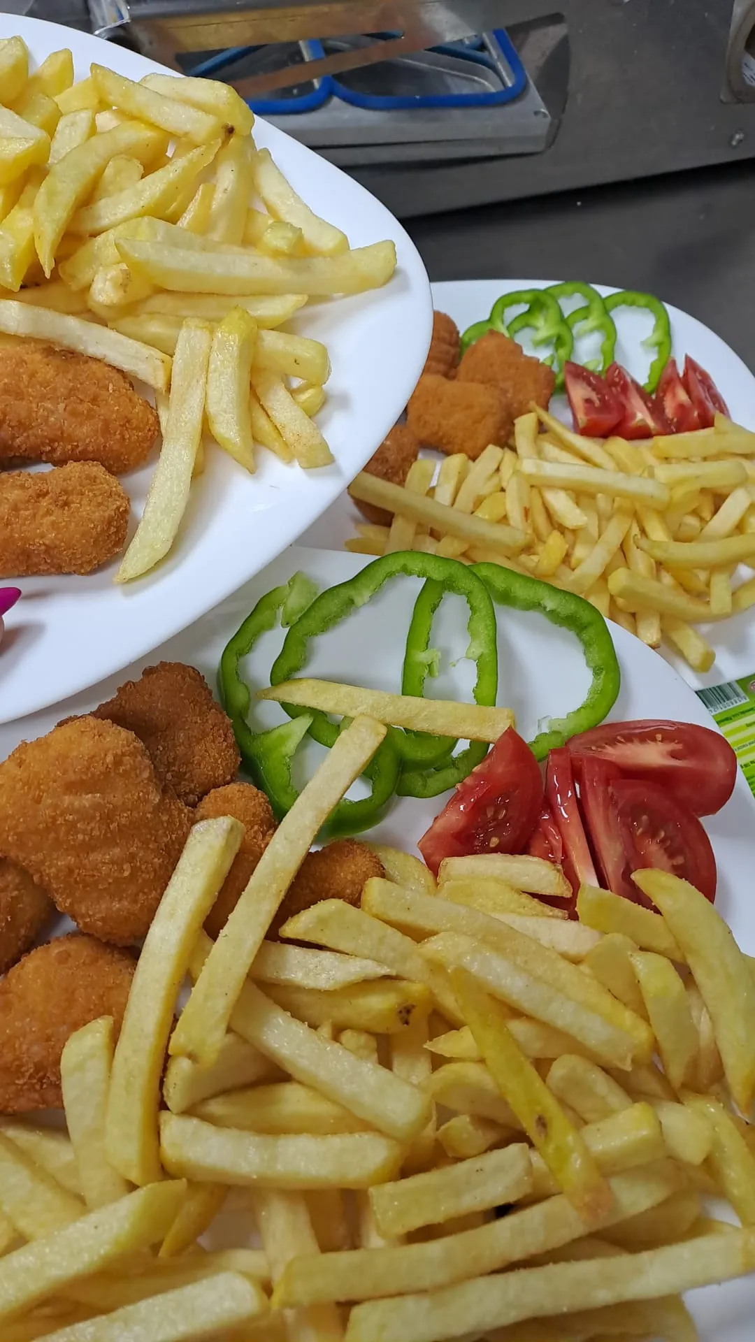 Vyprážané kúsky s hranolkami a zeleninou