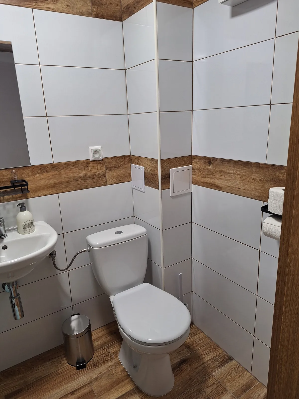 Kúpeľňa izby s WC a umývadlom