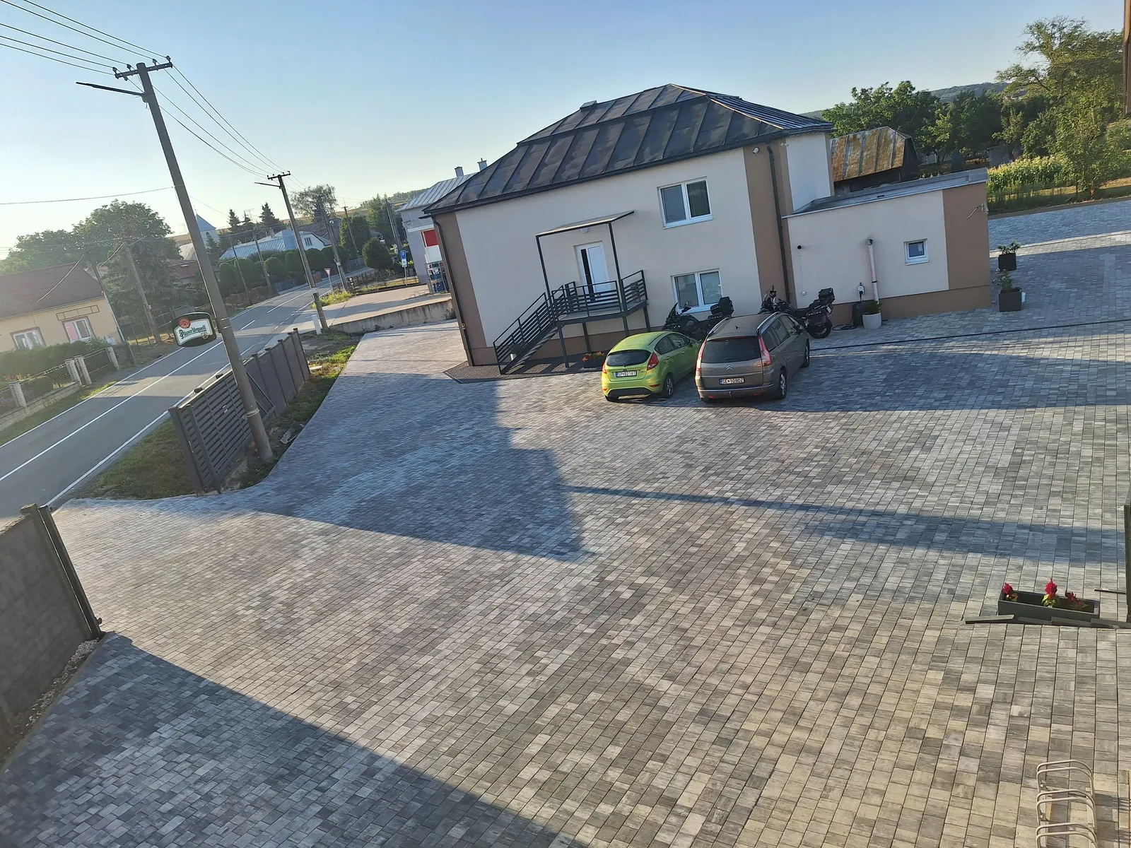 Penzión a parkovisko v rannom slnku
