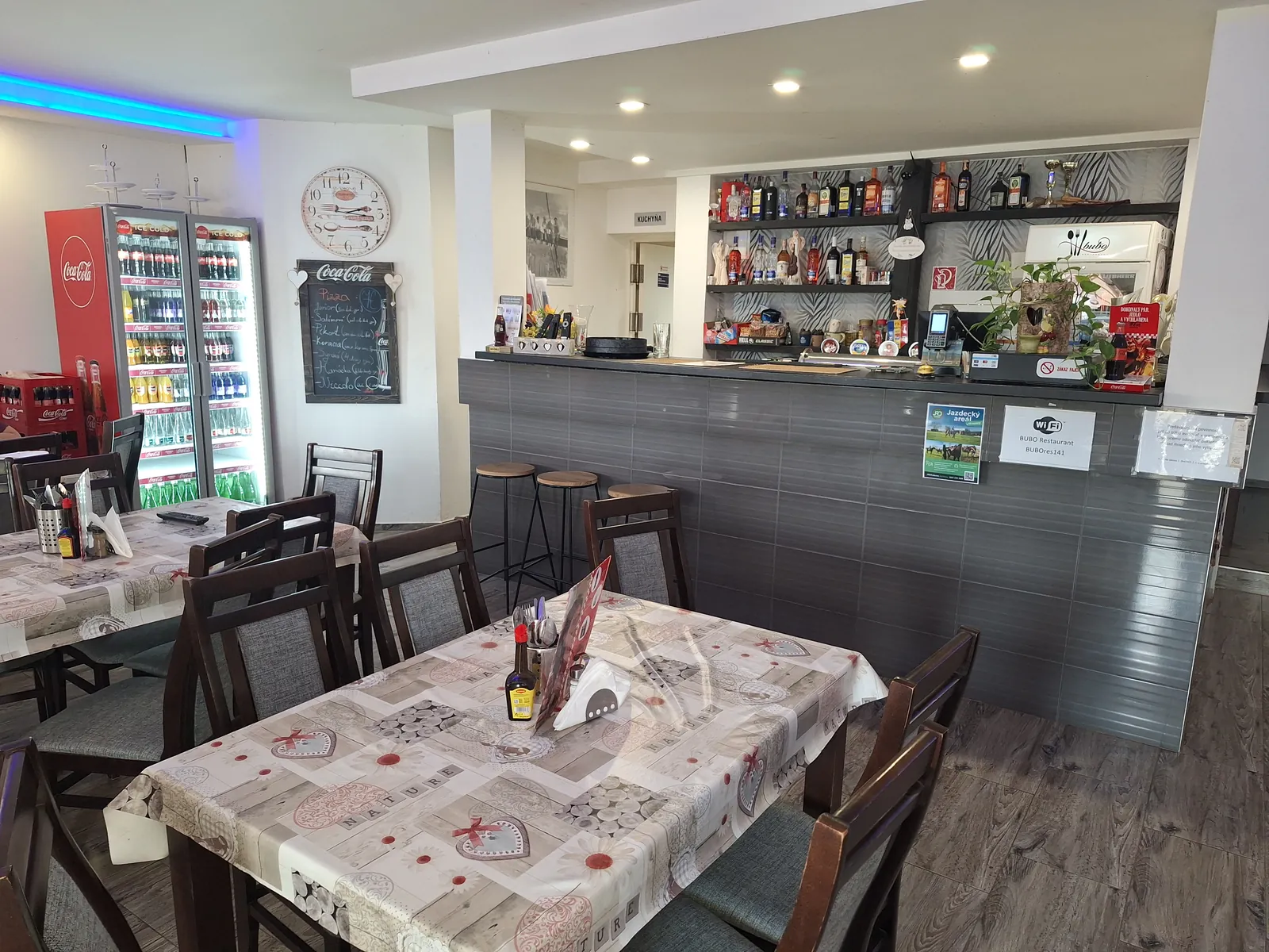 Bar a prestreté stoly v reštaurácii